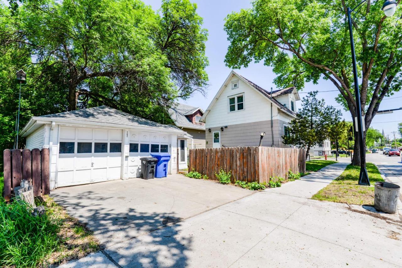 Unique Two Story With A Vintage Flare Fargo Exterior foto