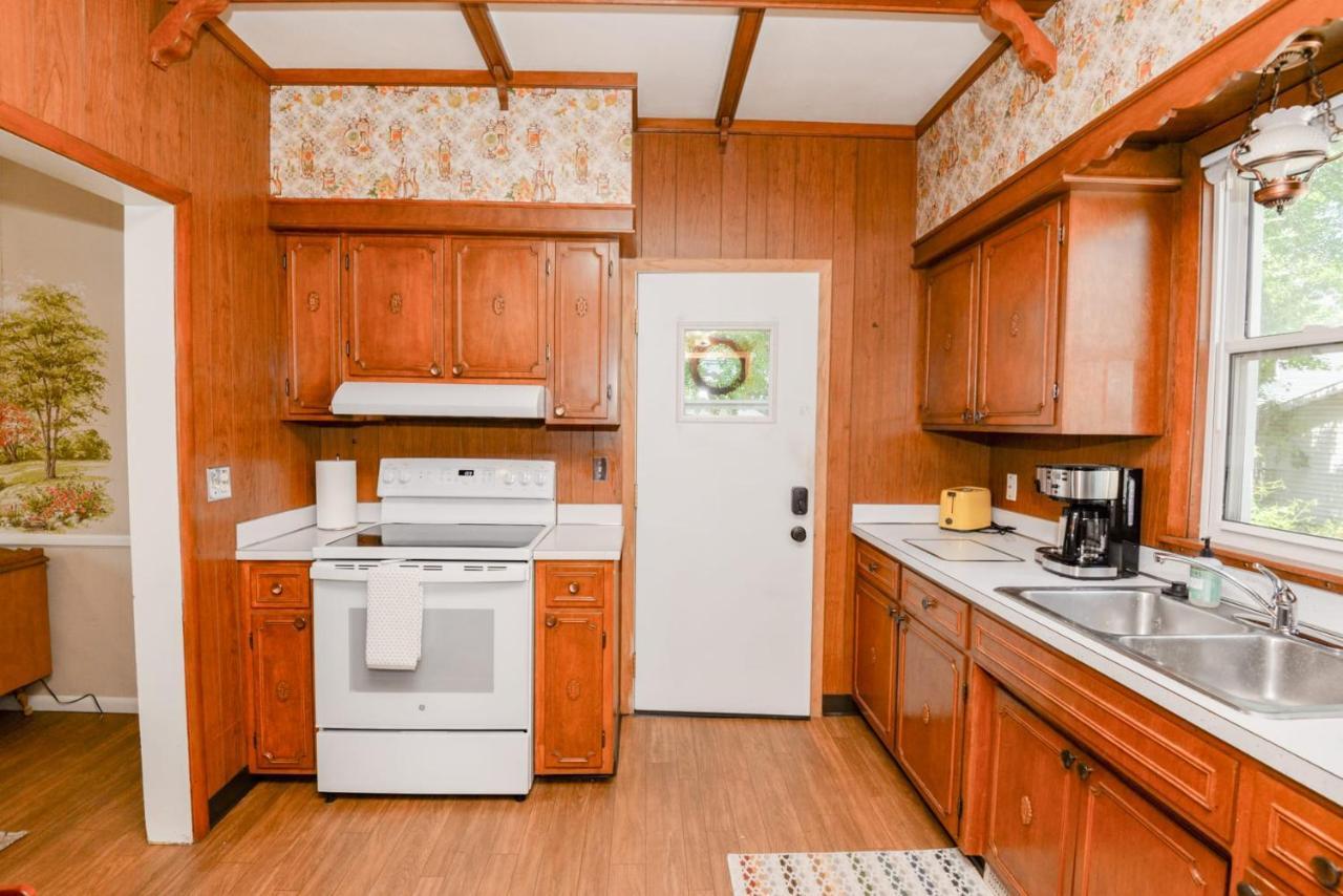 Unique Two Story With A Vintage Flare Fargo Exterior foto
