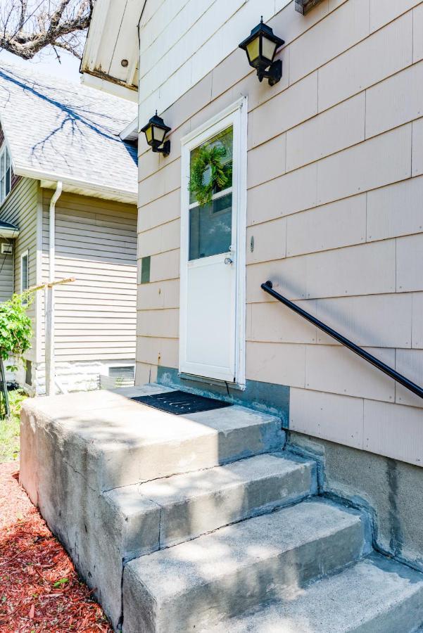 Unique Two Story With A Vintage Flare Fargo Exterior foto